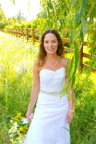 Hermosa novia en vestido de novia — Foto de Stock