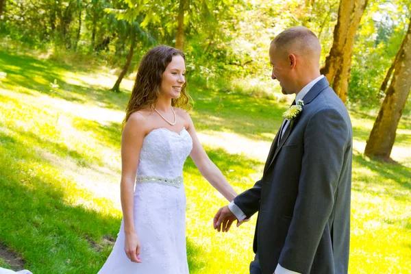 Noiva e noivo primeiro olhar momento — Fotografia de Stock