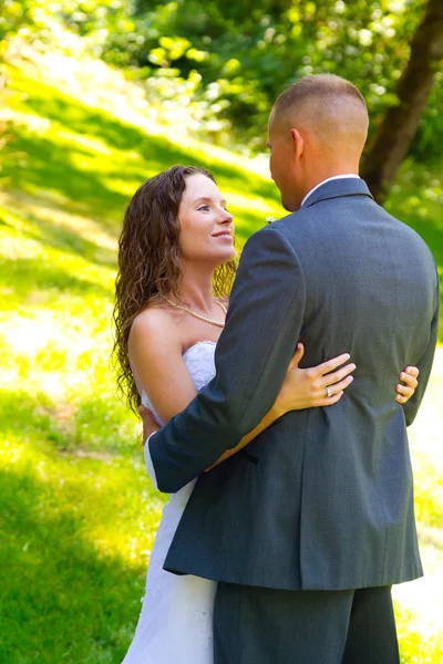 Novia y novio primer momento mirada —  Fotos de Stock