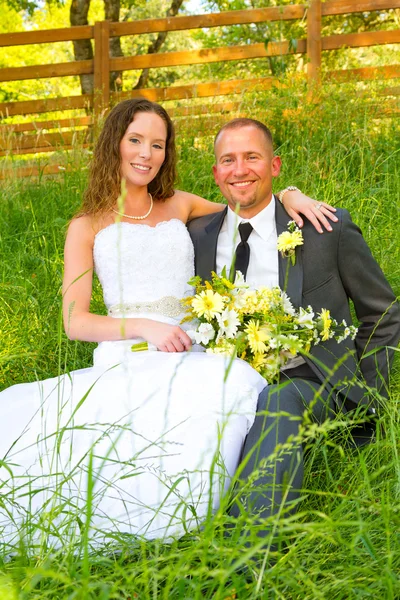 Bröllop par bruden och brudgummen porträtt — Stockfoto