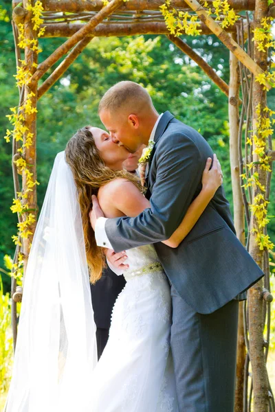 Cerimonia di nozze Sposa e bacio sposo — Foto Stock