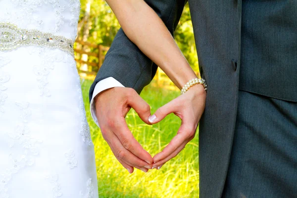 Sposa e Sposo Mani a forma di cuore — Foto Stock