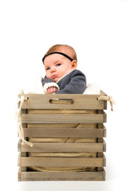 Yeni doğan bebek kız sepet beyaz arka planda