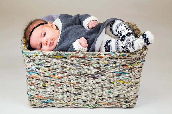 Bebê recém-nascido menina no cesto fundo branco — Fotografia de Stock