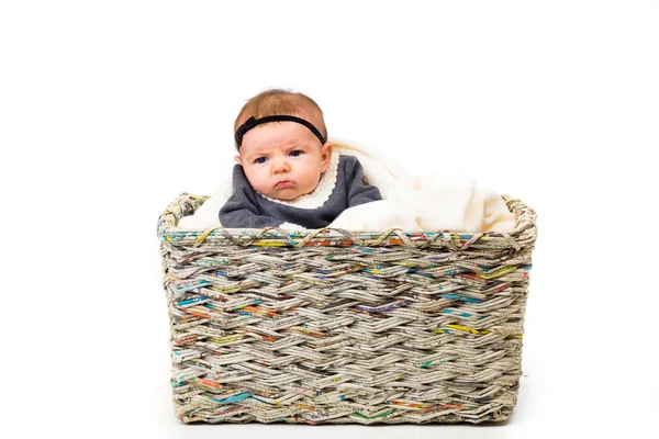 Pasgeboren babymeisje in mand witte achtergrond — Stockfoto