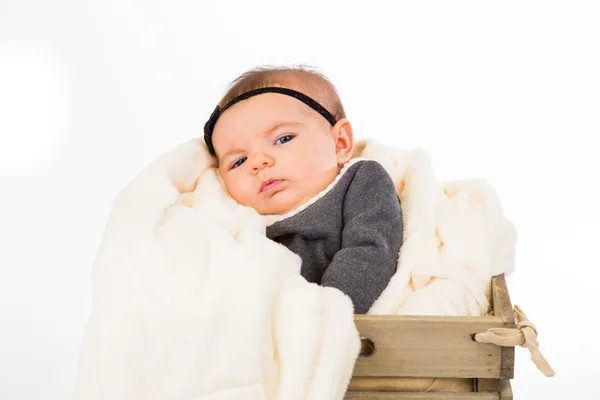 Nouveau-né bébé fille dans le panier fond blanc — Photo