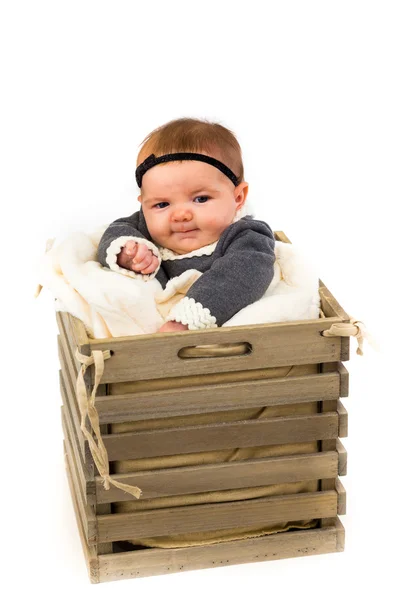 Nouveau-né bébé fille dans le panier fond blanc — Photo