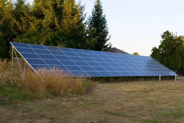 Sonnenkollektoren für Strom — Stockfoto