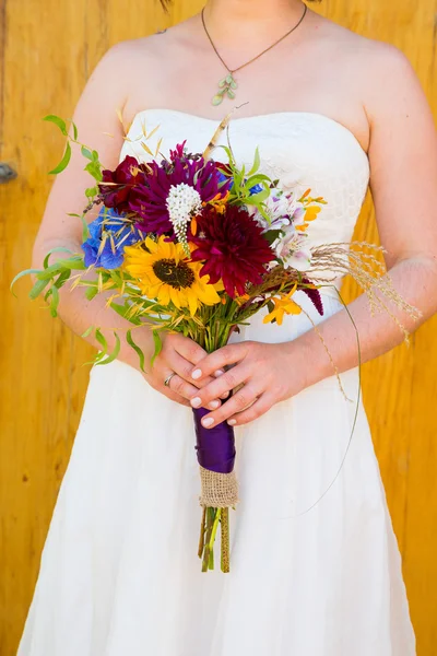 Bella sposa che tiene fiori — Foto Stock