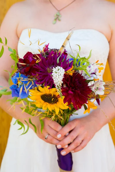 Belle mariée tenant des fleurs — Photo