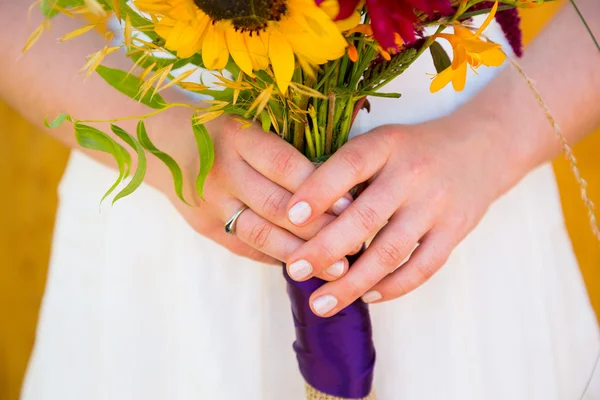 Hermosa novia sosteniendo flores —  Fotos de Stock
