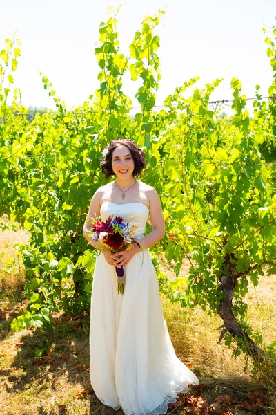 Mooie bruid bedrijf bloemen — Stockfoto