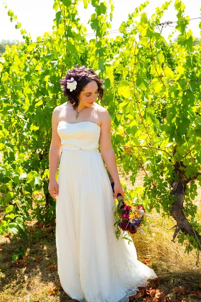 Bella sposa che tiene fiori — Foto Stock