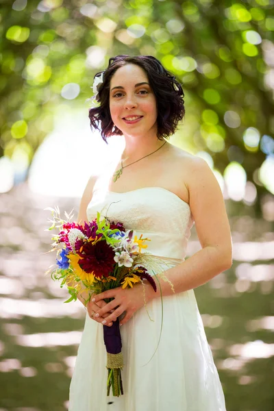 美しい花嫁の花を持つ — ストック写真