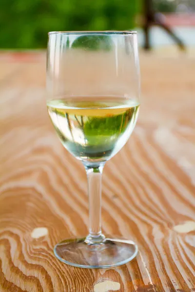 Vino bianco in bicchiere — Foto Stock