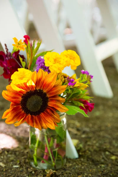 Einmachgläser mit Wildblumen — Stockfoto