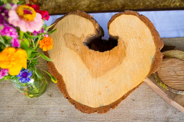 Coupe transversale d'arbre en forme de coeur — Photo