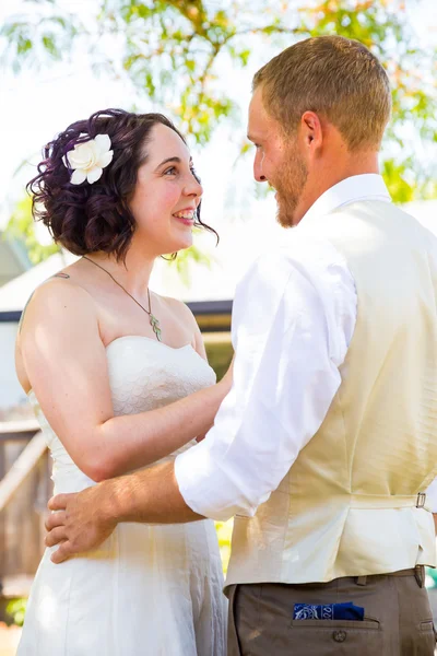 Braut und Bräutigam schauen sich den ersten Moment an — Stockfoto