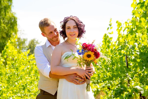 Портрет свадебной пары на винограднике — стоковое фото