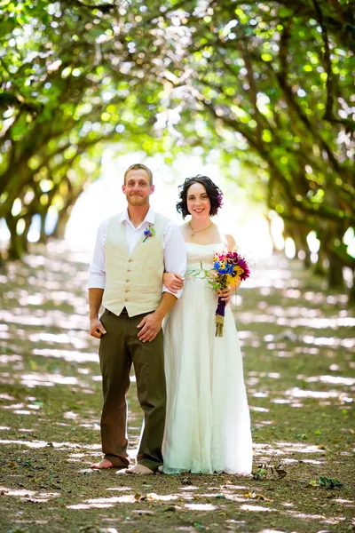 Portraits de mariée et de marié dans le verger — Photo