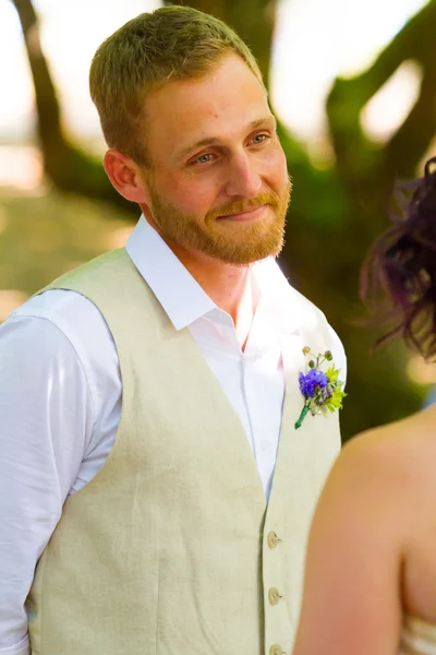 Groom Looking at Bride — Stock Photo, Image