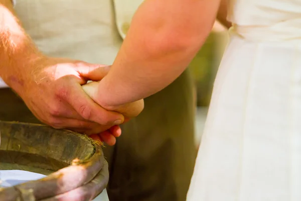 Sposa e sposo si tengono per mano — Foto Stock