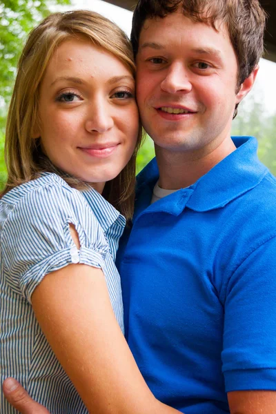Verlobtes Paar glücklich zusammen — Stockfoto