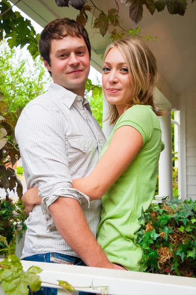 Pareja comprometida feliz — Foto de Stock