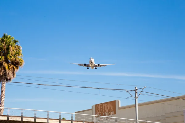 Flugzeug fliegt über Kopf bei blauem Himmel — Stockfoto