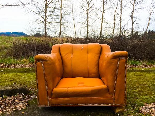 オレンジ色の椅子都市の衰退 — ストック写真