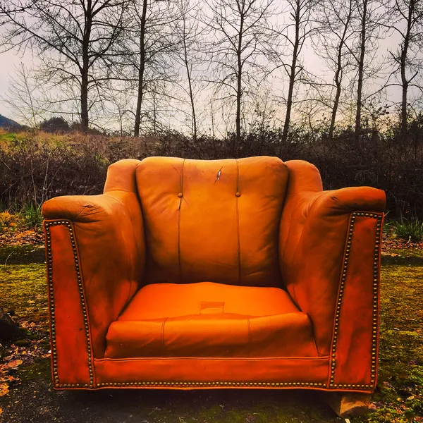 Orangefarbener Stuhl Stadtverfall — Stockfoto