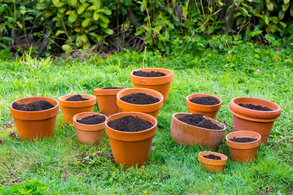 Potes de Jardim Terra Cotta com Solo — Fotografia de Stock