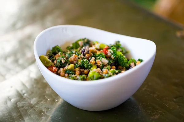 Paleo diyet quinoa lahana salatası — Stok fotoğraf