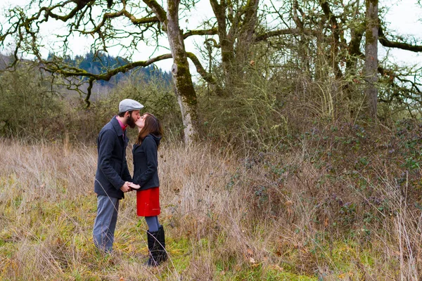 Heureux fiancé couple portrait — Photo