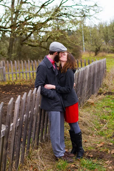 Heureux fiancé couple portrait — Photo