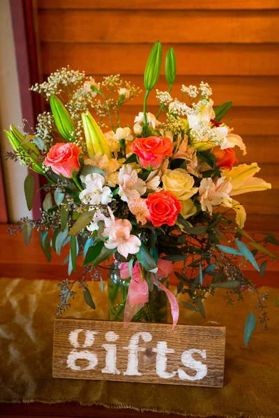 Ajándék asztali bejelentkezési és virágok — Stock Fotó
