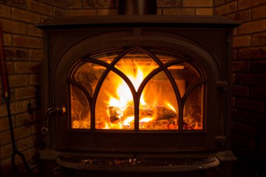 ateş yanan odun sobası