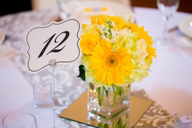 Düğün masa Centerpieces çiçek ile