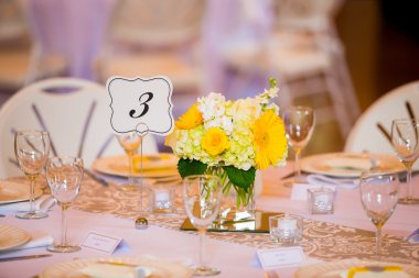 Düğün masa Centerpieces çiçek ile