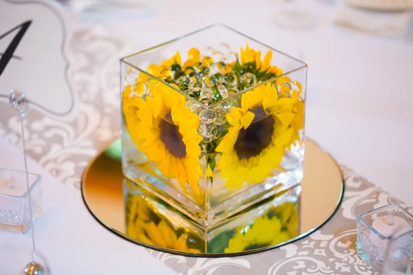 Bruiloft Tabel Centerpieces met bloemen — Stockfoto