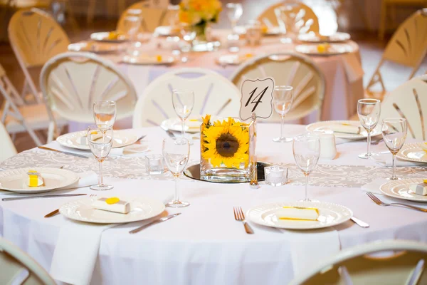 Centro de mesa de casamento com flores — Fotografia de Stock