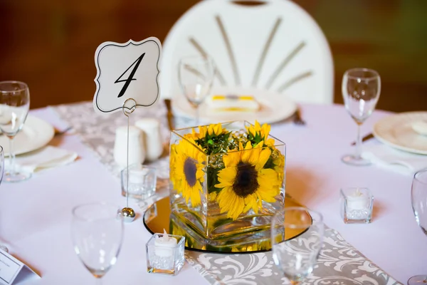 Esküvői táblázat Centerpieces-virágok — Stock Fotó