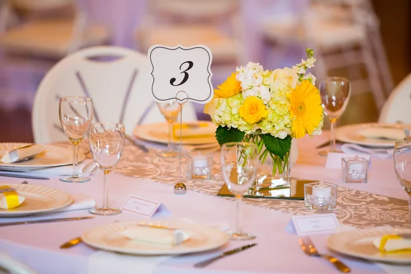 Centro de mesa de boda con flores —  Fotos de Stock