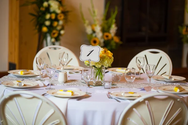 Bröllop tabell höjdpunkten med blommor — Stockfoto