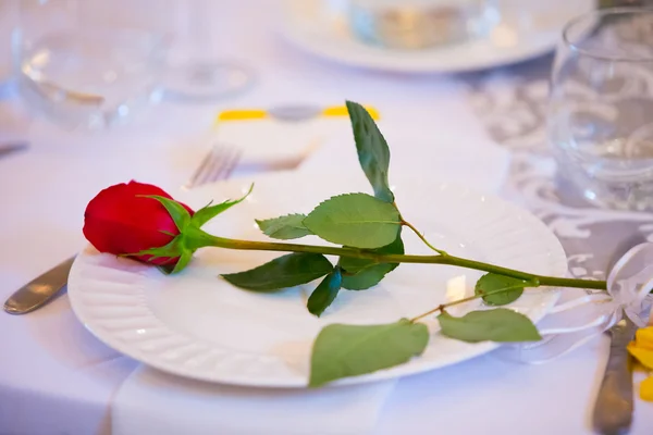 Rosa roja en plato de cena de boda —  Fotos de Stock