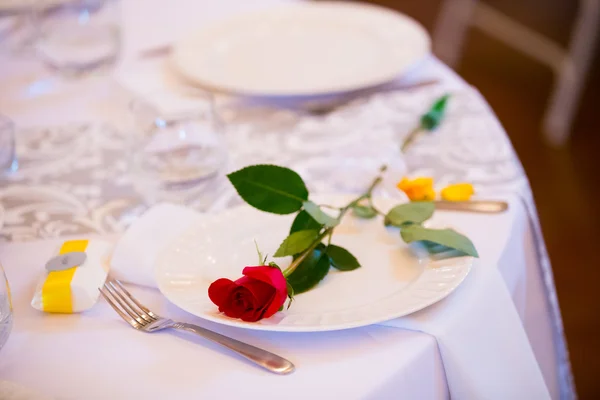 Rosa roja en plato de cena de boda —  Fotos de Stock