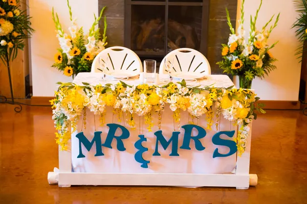 Mr et Mme mariée et table de mariage groom — 图库照片