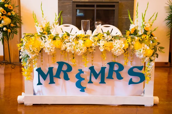 Ο κ. και κ. νύφη και γαμπρός τραπέζι γάμου με κίοσκια — Φωτογραφία Αρχείου