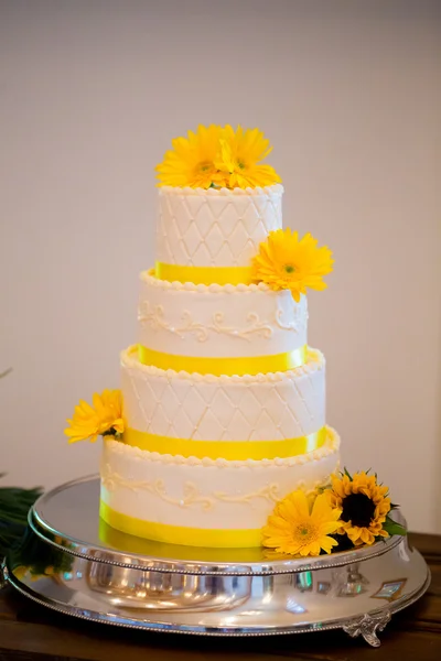 Torta di ricevimento di nozze bianca e gialla — Foto Stock