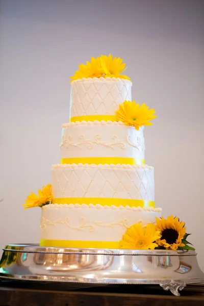 Bolo de recepção de casamento branco e amarelo — Fotografia de Stock